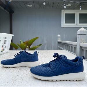 Navy Nike Roshe One Shoe